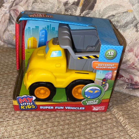 🛻 NWT My Little Kids Dump Truck Light & Sound Batteries Included Inside - Picture 1 of 6